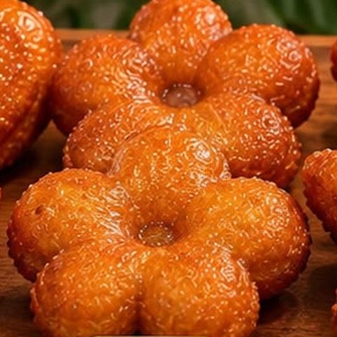 Flower-shaped banana manna doughnuts